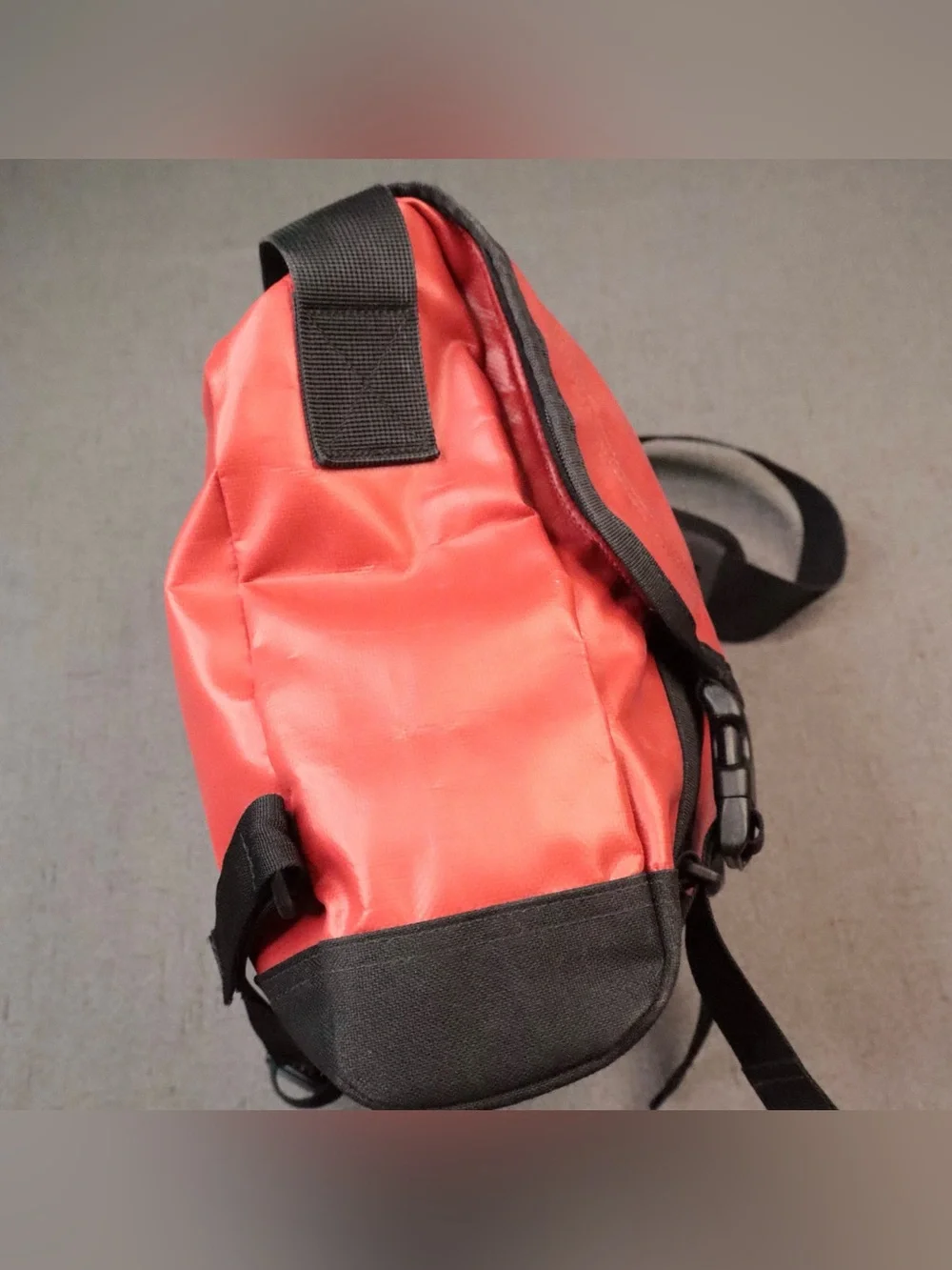North Face Base Camp Voyager Messenger Bag Water Resistant Red Outdoor Laptop